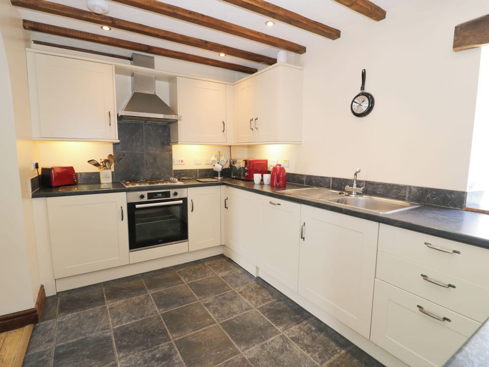 Cottage | Private kitchen | Stovetop, dishwasher, highchair, cookware/dishes/utensils