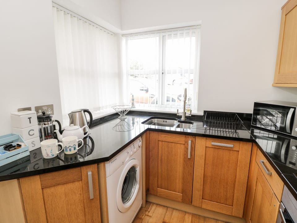 Cottage | Private kitchen | Dishwasher, highchair, cookware/dishes/utensils