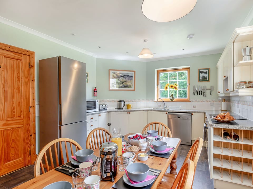 Cottage | Private kitchen | Dishwasher, cookware/dishes/utensils