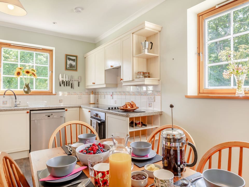 Cottage | Private kitchen | Dishwasher, cookware/dishes/utensils