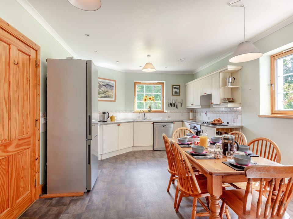 Cottage | Private kitchen | Dishwasher, cookware/dishes/utensils