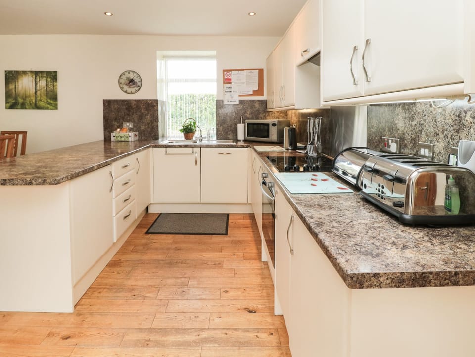 Cottage | Private kitchen | Dishwasher, highchair, cookware/dishes/utensils