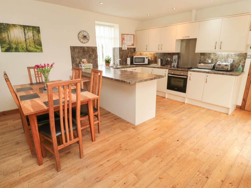 Cottage | Private kitchen | Dishwasher, highchair, cookware/dishes/utensils