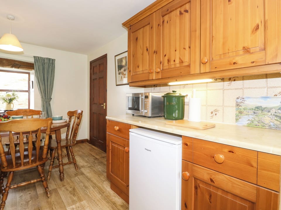 Cottage | Private kitchen | Fridge, dishwasher, electric kettle, toaster