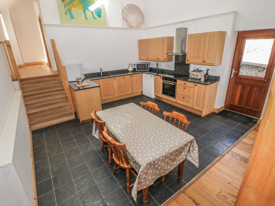Cottage | Private kitchen | Dishwasher, highchair, cookware/dishes/utensils