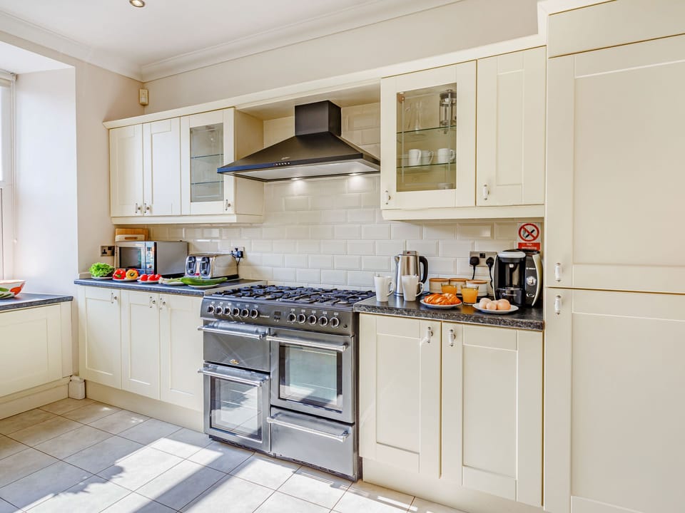 Cottage | Private kitchen | Fridge, microwave, dishwasher, highchair