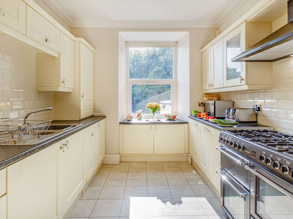 Cottage | Private kitchen | Fridge, microwave, dishwasher, highchair