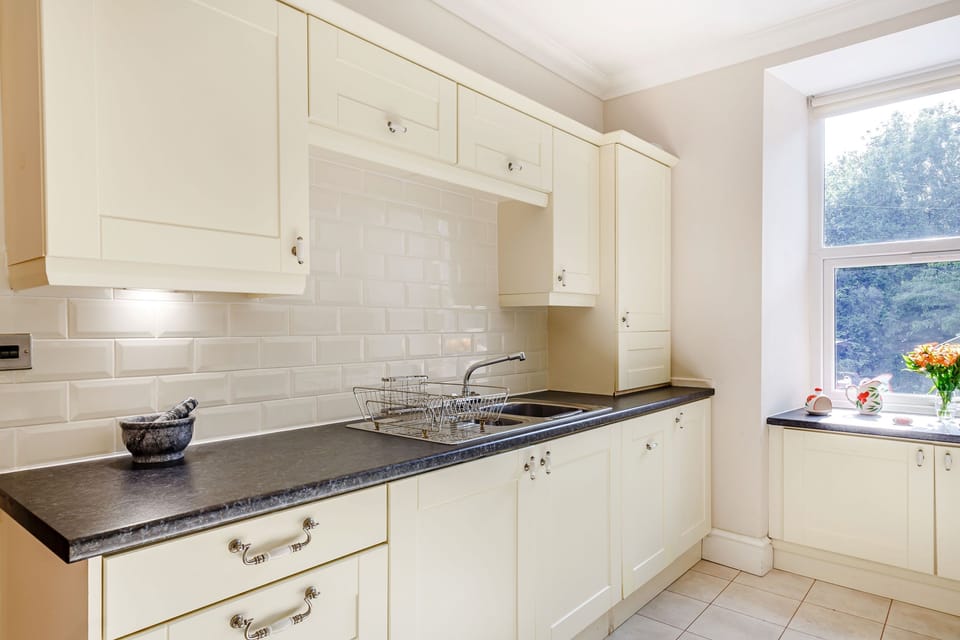 Cottage | Private kitchen | Fridge, microwave, dishwasher, highchair