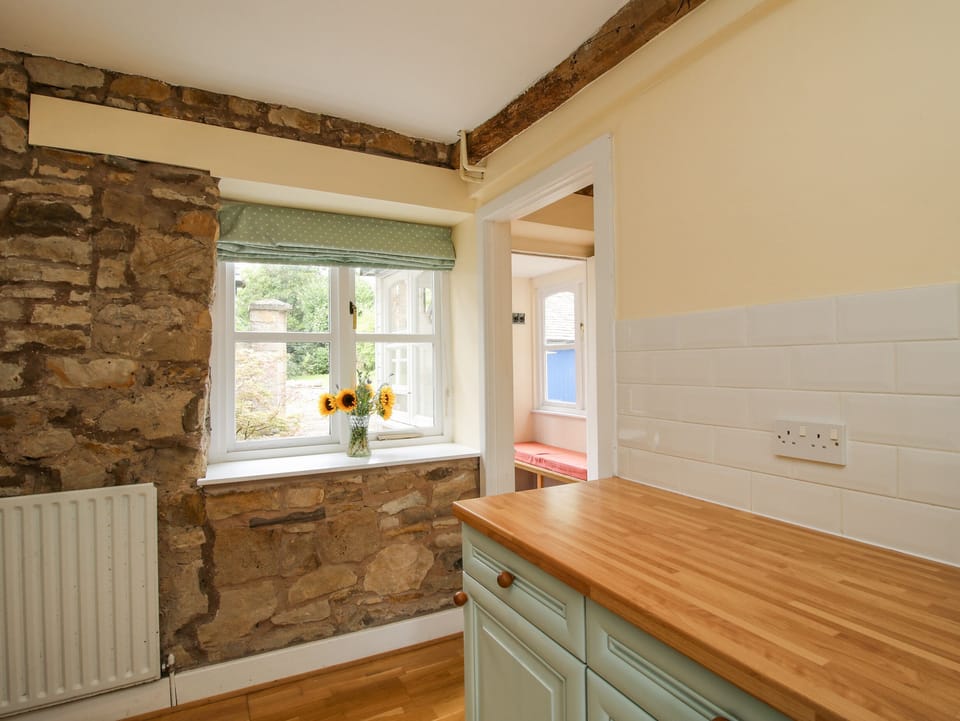 Cottage | Private kitchen | Dishwasher, cookware/dishes/utensils