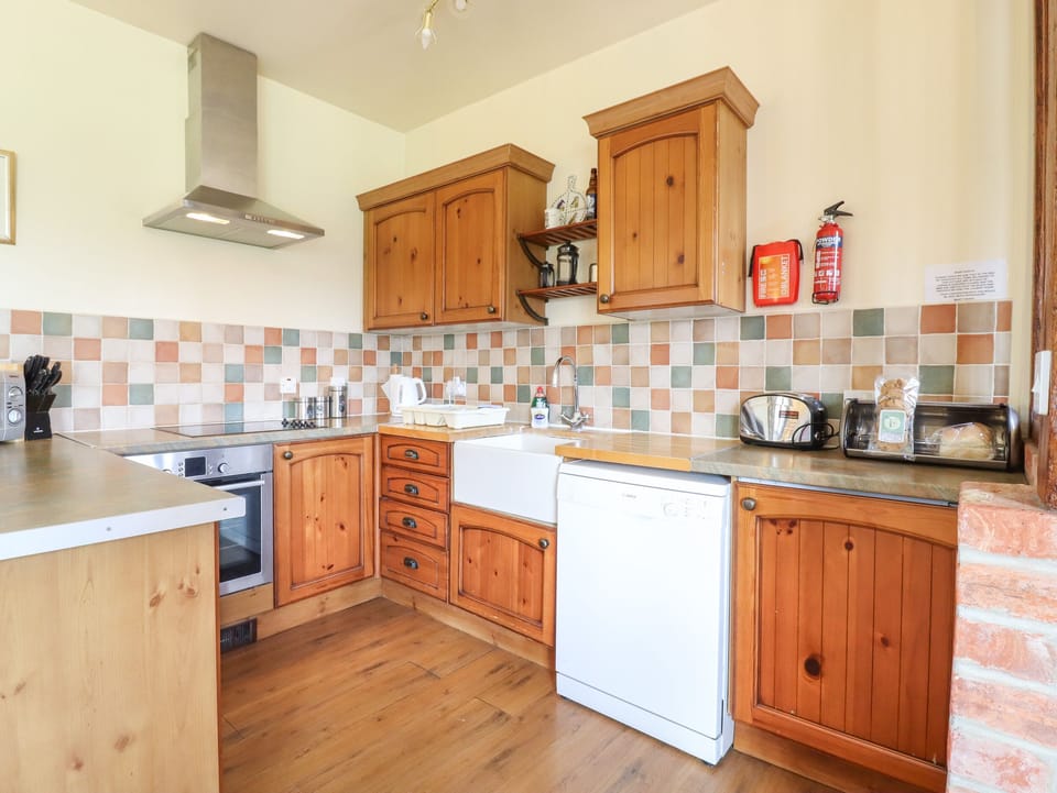 Cottage | Private kitchen | Fridge, microwave, dishwasher, highchair