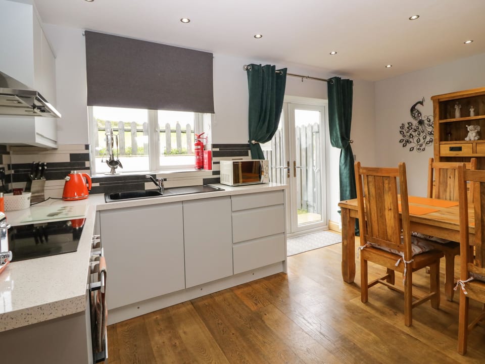 Cottage | Private kitchen | Dishwasher, highchair, cookware/dishes/utensils
