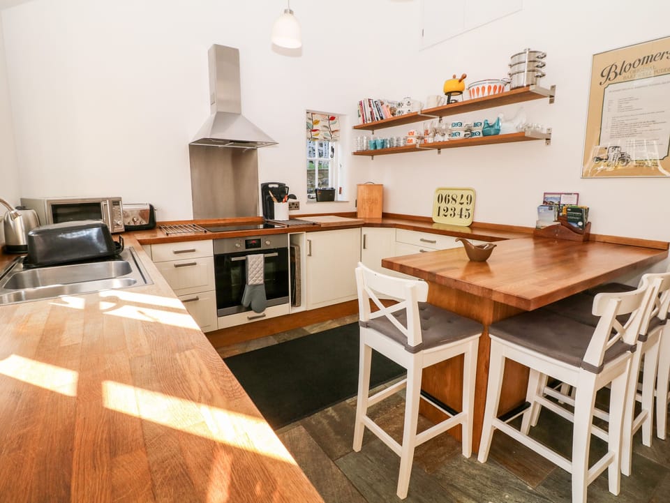 Cottage | Private kitchen | Fridge, microwave, dishwasher, cookware/dishes/utensils
