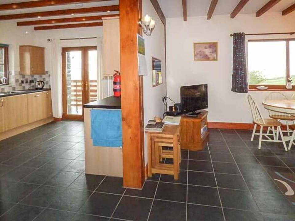 Cottage | Private kitchen | Fridge, microwave, stovetop, dishwasher