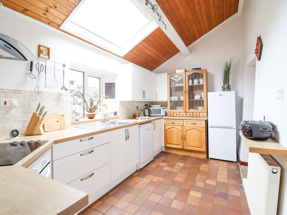 Cottage | Private kitchen | Microwave, stovetop, dishwasher, cookware/dishes/utensils