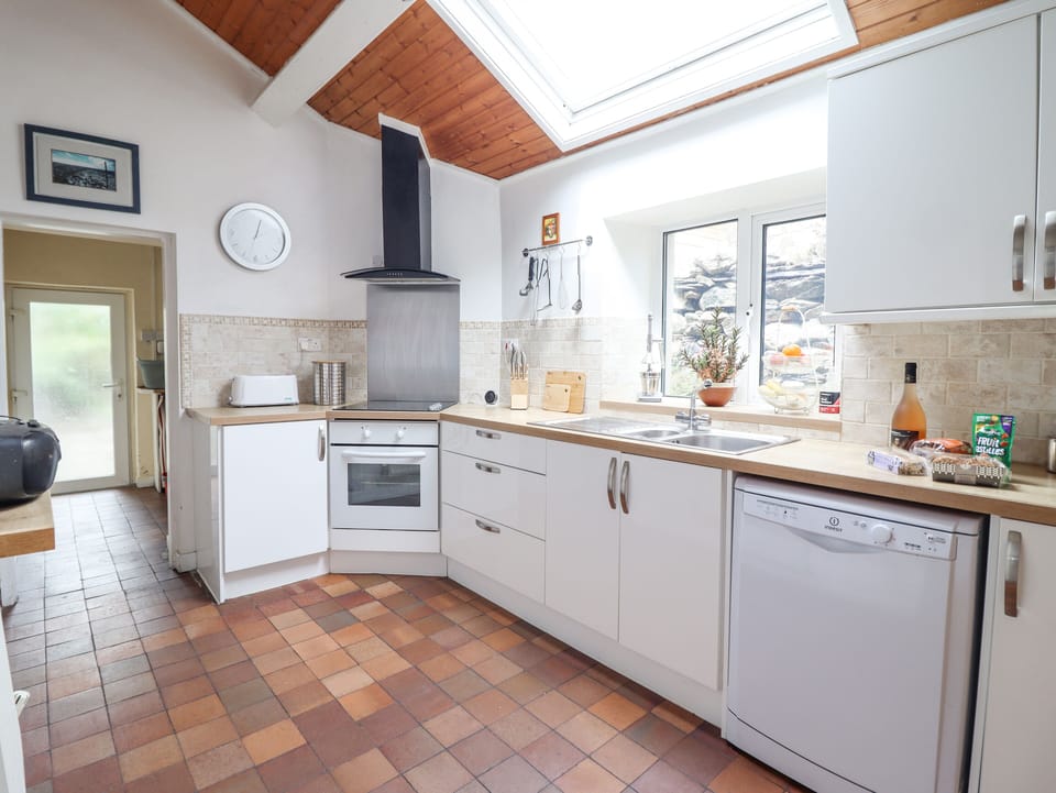 Cottage | Private kitchen | Microwave, stovetop, dishwasher, cookware/dishes/utensils