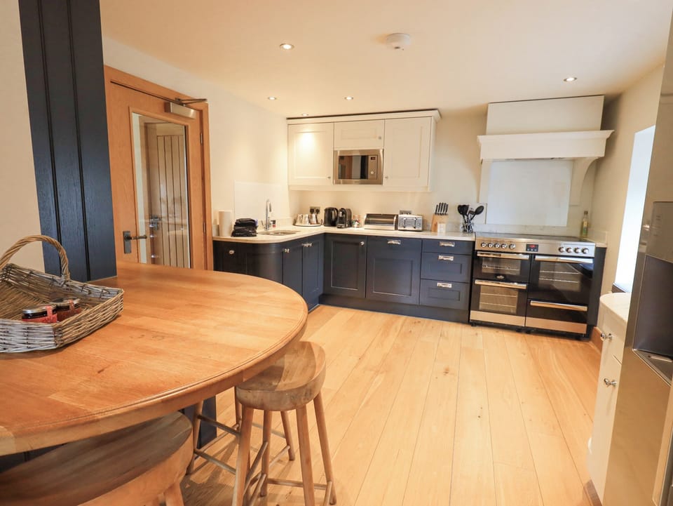 Cottage | Private kitchen | Dishwasher, highchair, cookware/dishes/utensils
