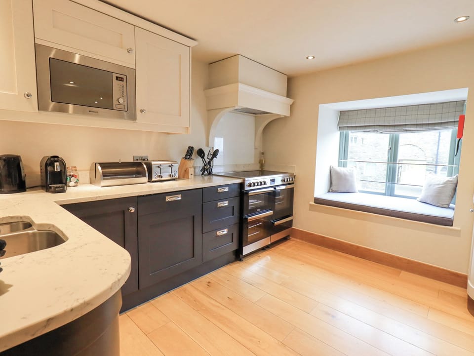 Cottage | Private kitchen | Dishwasher, highchair, cookware/dishes/utensils