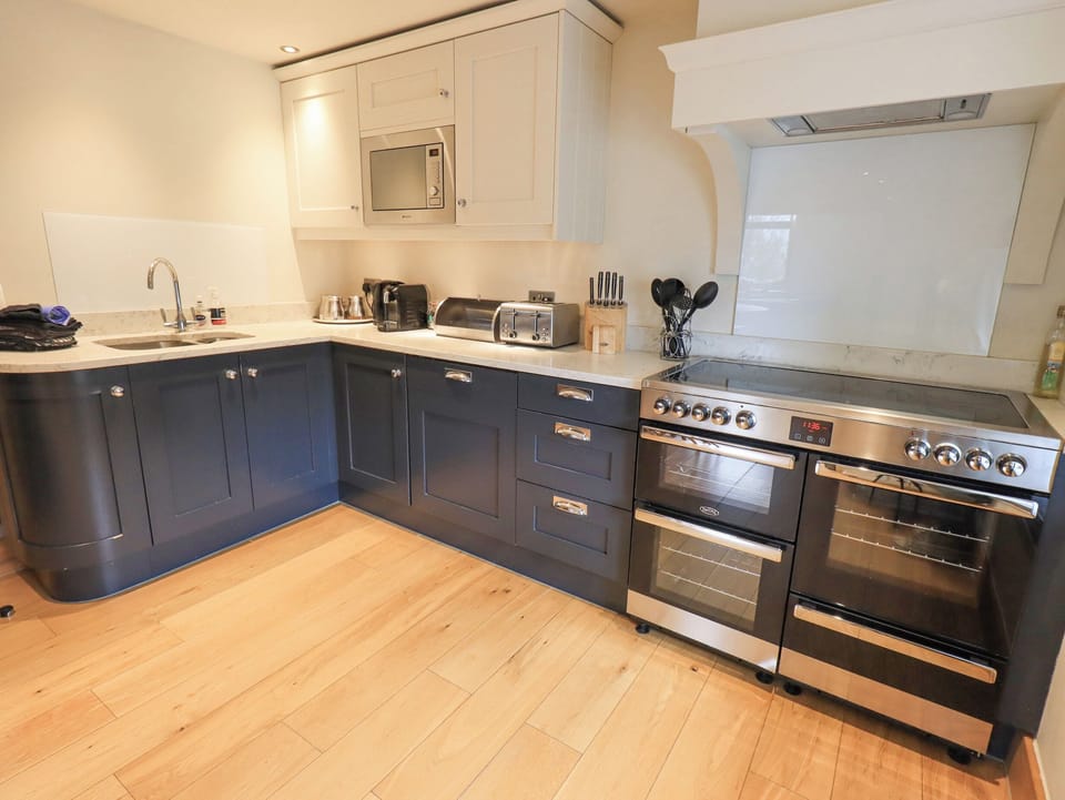 Cottage | Private kitchen | Dishwasher, highchair, cookware/dishes/utensils