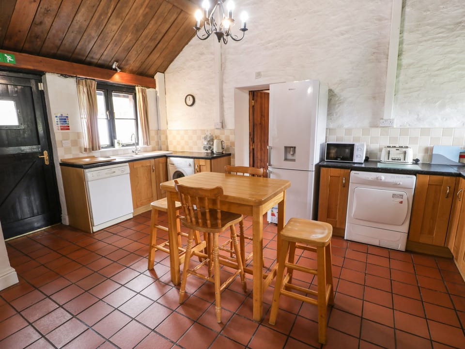 Cottage | Private kitchen | Microwave, stovetop, dishwasher, highchair