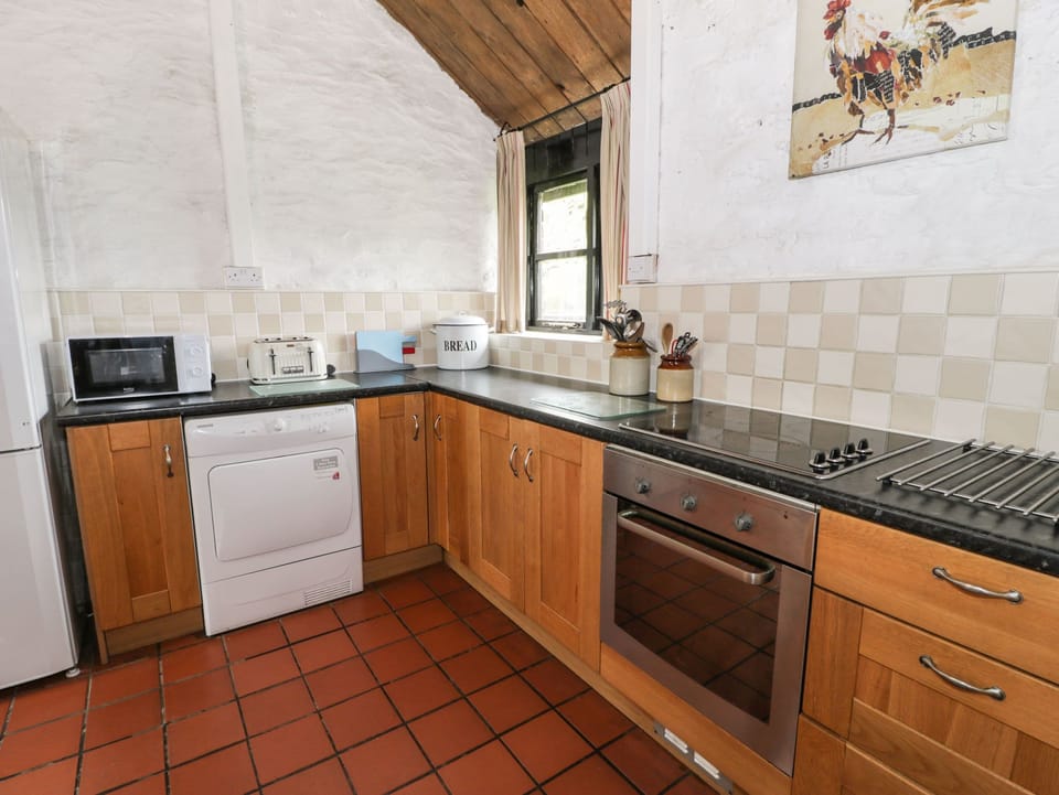 Cottage | Private kitchen | Microwave, stovetop, dishwasher, highchair