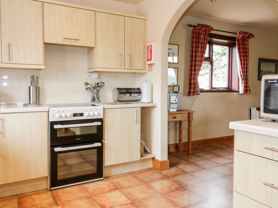 Cottage | Private kitchen | Fridge, microwave, stovetop, dishwasher