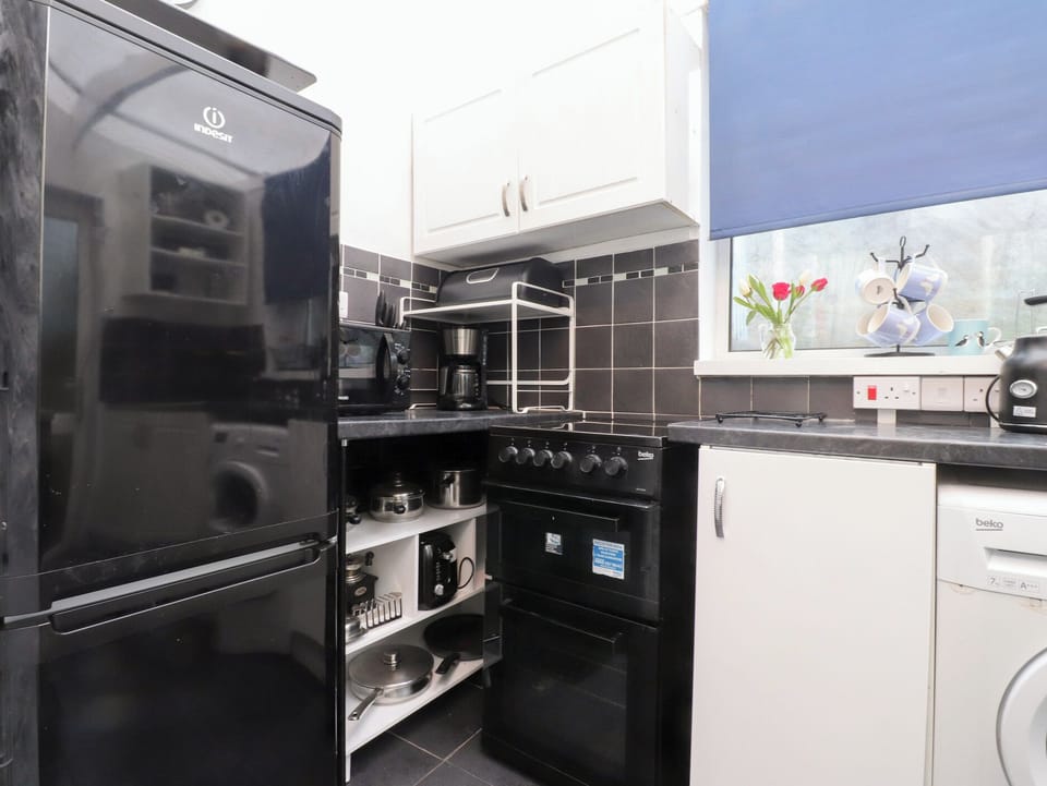 Cottage | Private kitchen | Microwave, stovetop, electric kettle, toaster