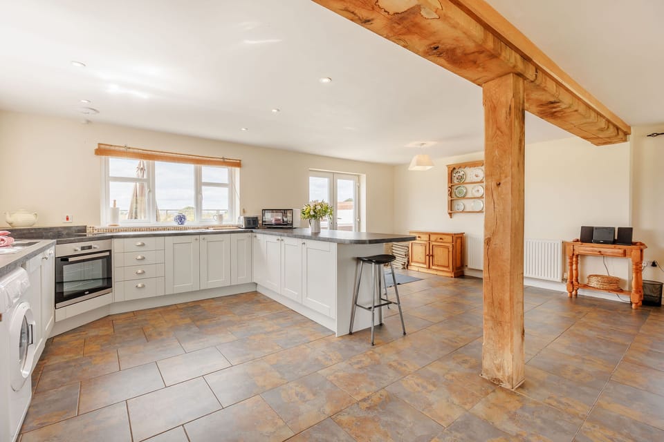 Cottage | Private kitchen | Dishwasher, cookware/dishes/utensils