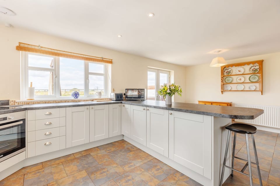 Cottage | Private kitchen | Dishwasher, cookware/dishes/utensils
