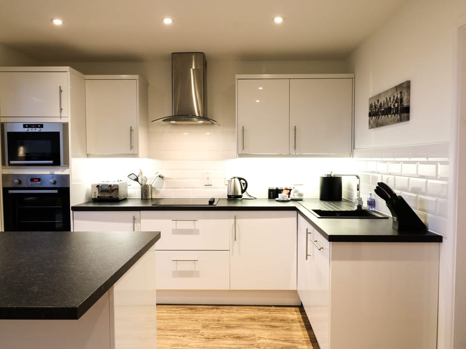 Cottage | Private kitchen | Fridge, microwave, stovetop, dishwasher