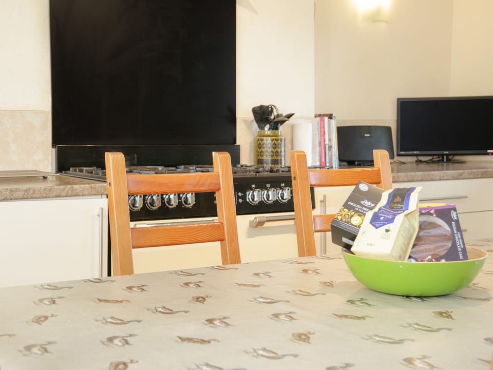 Cottage | Private kitchen | Fridge, microwave, dishwasher, highchair