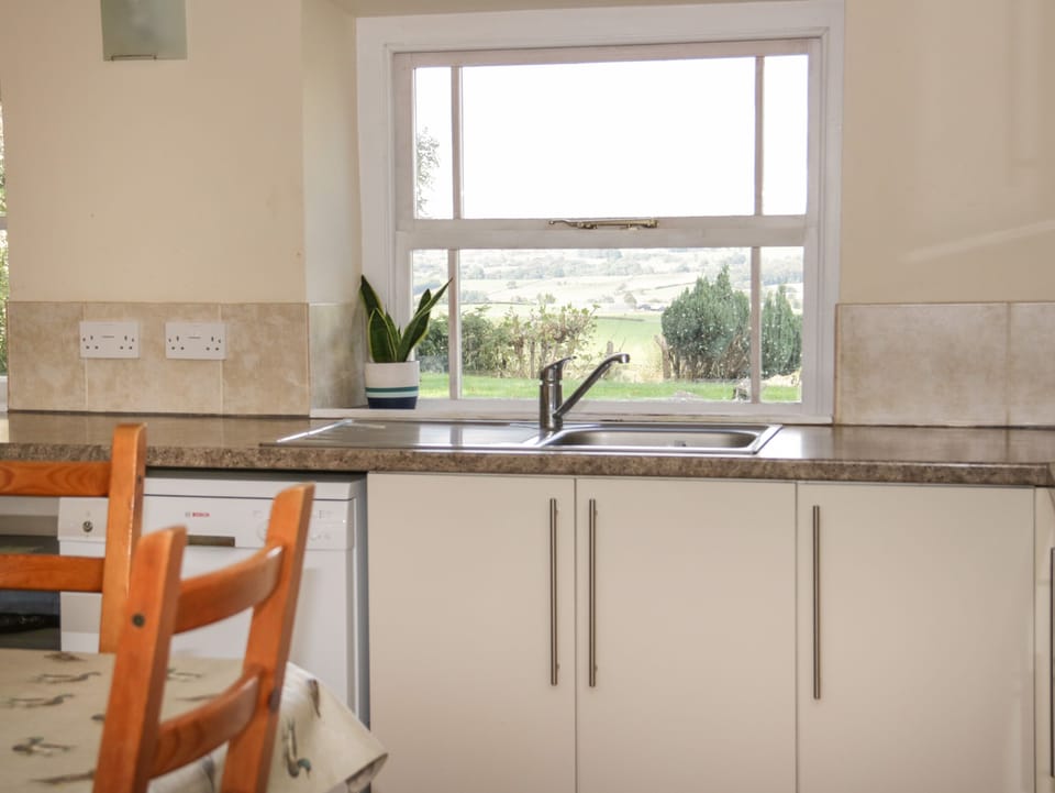 Cottage | Private kitchen | Fridge, microwave, dishwasher, highchair