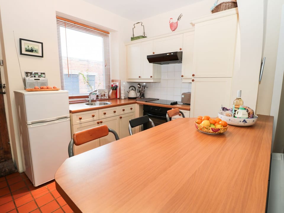 Cottage | Private kitchen | Microwave, stovetop, dishwasher, cookware/dishes/utensils