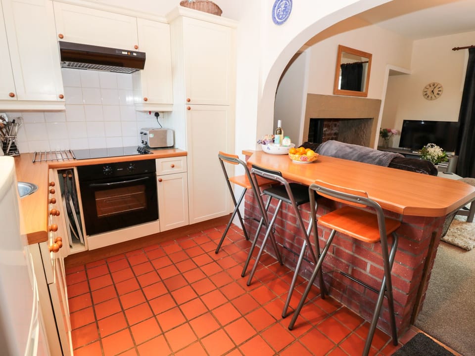 Cottage | Private kitchen | Microwave, stovetop, dishwasher, cookware/dishes/utensils