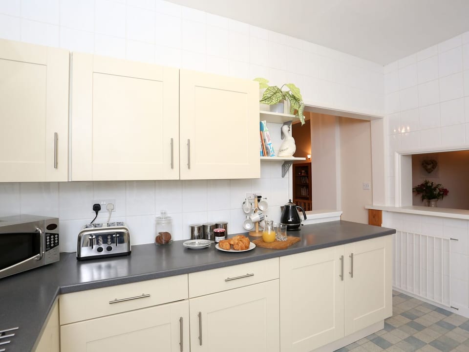 Cottage | Private kitchen | Fridge, oven, stovetop, dishwasher