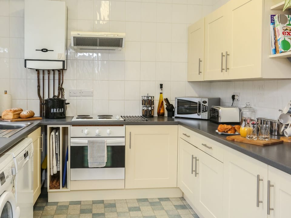 Cottage | Private kitchen | Fridge, oven, stovetop, dishwasher