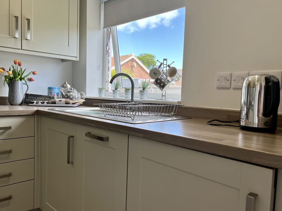 Cottage | Private kitchen | Dishwasher, highchair, cookware/dishes/utensils