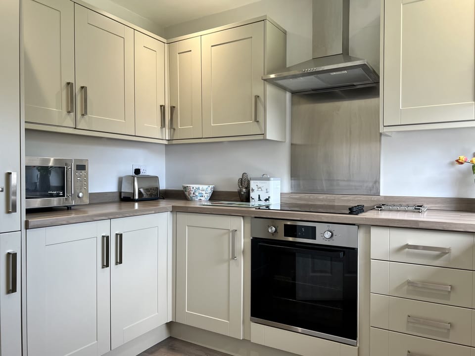 Cottage | Private kitchen | Dishwasher, highchair, cookware/dishes/utensils