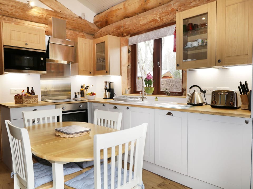 Cottage | Private kitchen | Dishwasher, highchair, cookware/dishes/utensils