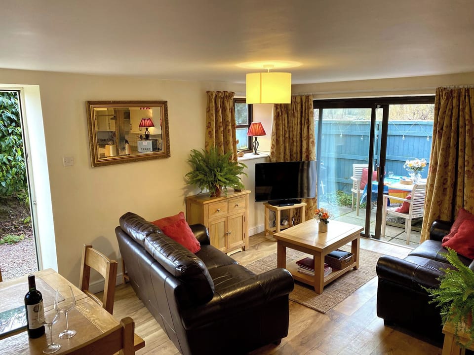 Cottage | Living area | TV