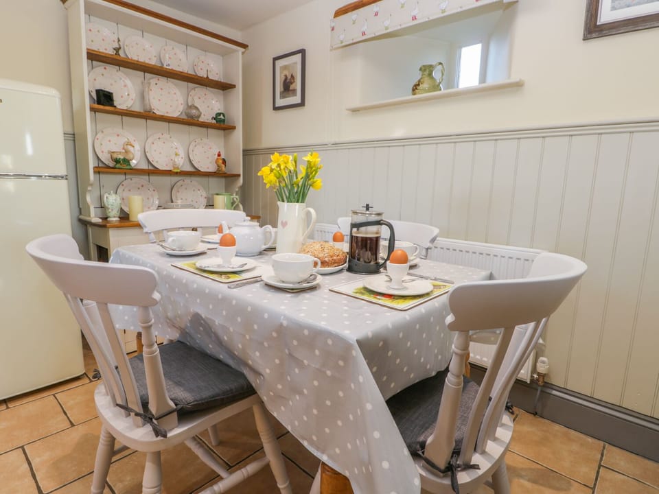 Cottage | Dining