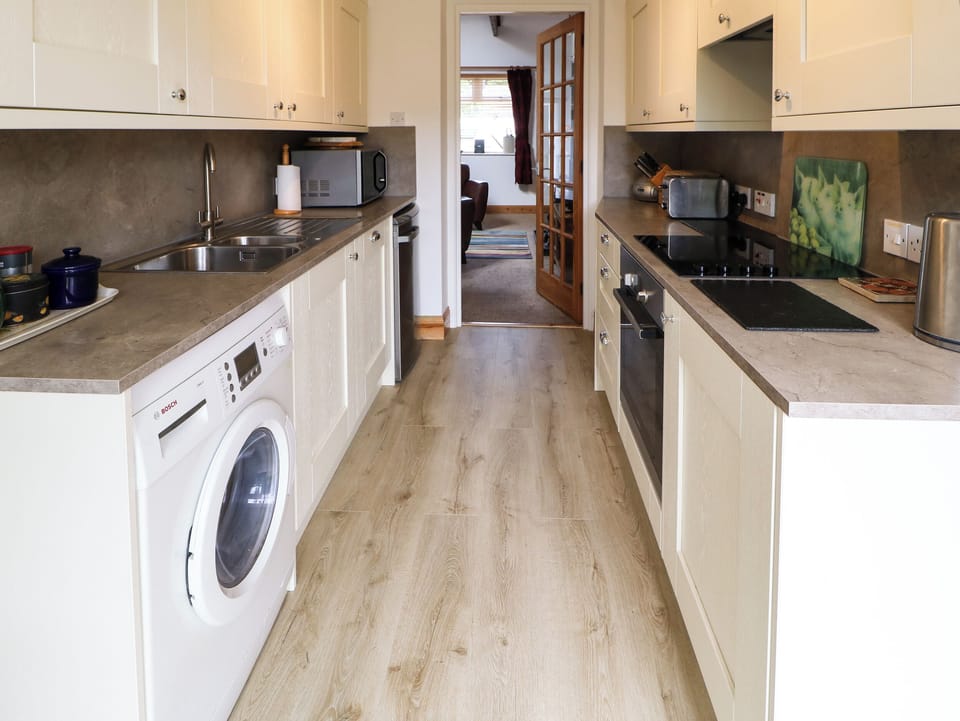 Cottage | Private kitchen | Dishwasher, cookware/dishes/utensils