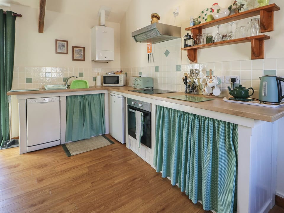 Cottage | Private kitchen | Dishwasher, highchair, cookware/dishes/utensils