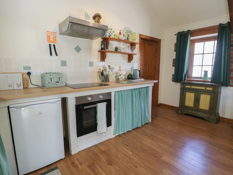 Cottage | Private kitchen | Dishwasher, highchair, cookware/dishes/utensils