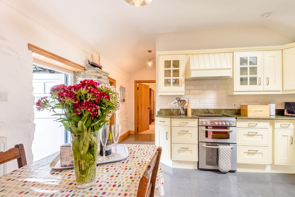 Cottage | Private kitchen | Stovetop, highchair, cookware/dishes/utensils