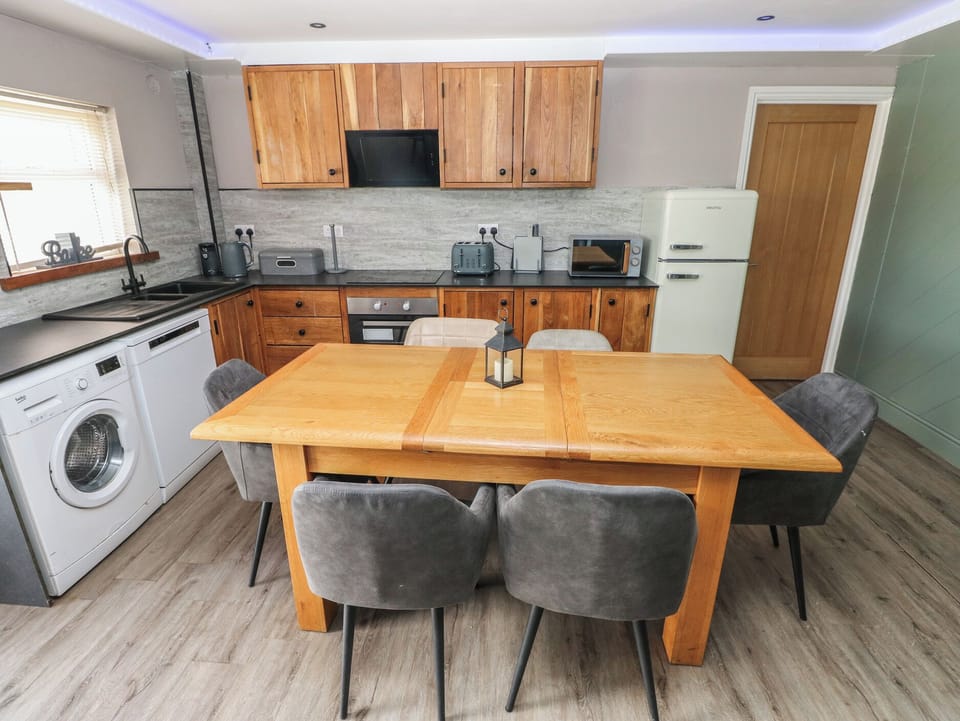 Cottage | Private kitchen | Fridge, dishwasher, highchair, cookware/dishes/utensils