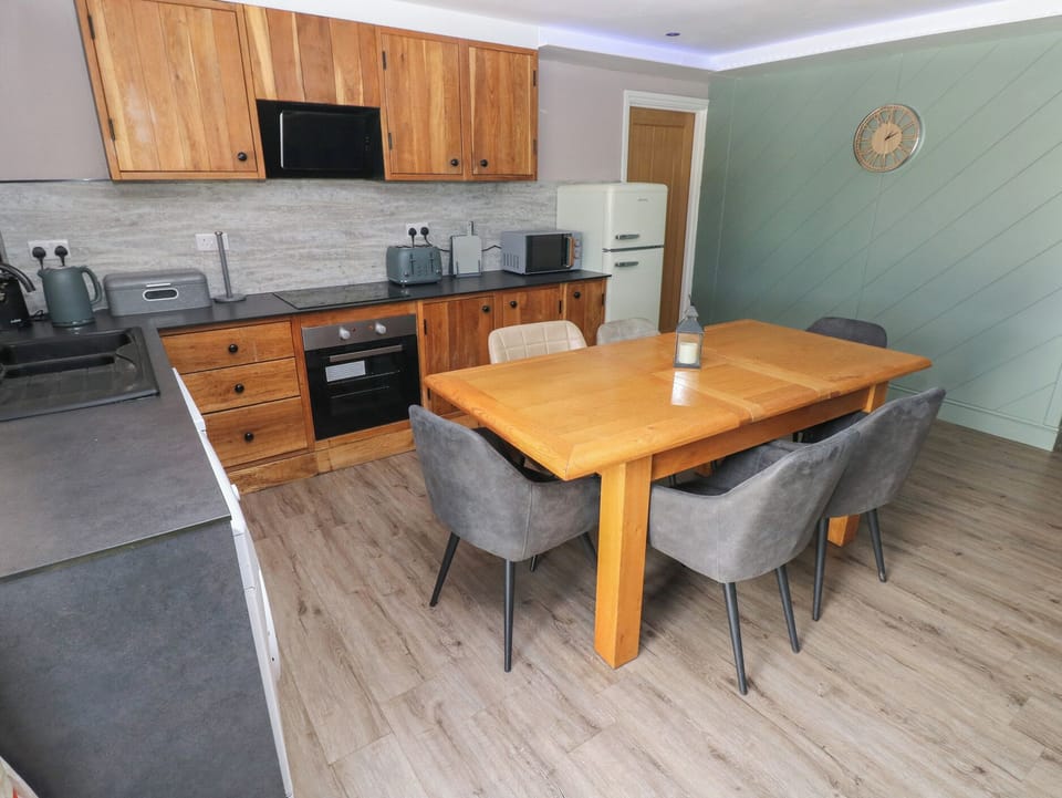 Cottage | Private kitchen | Fridge, dishwasher, highchair, cookware/dishes/utensils