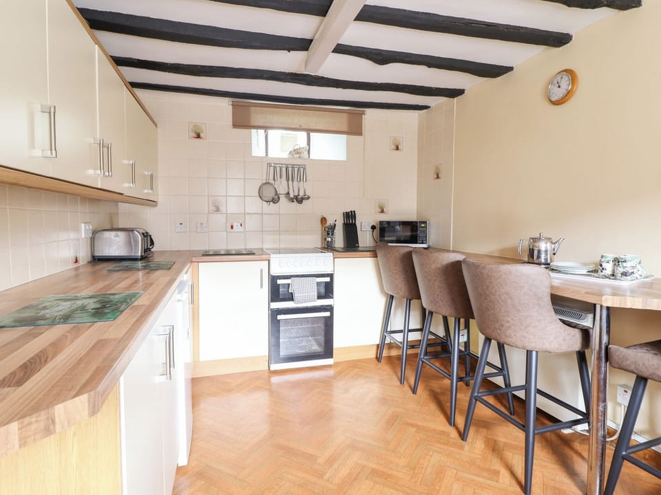 Cottage | Private kitchen | Fridge, highchair, cookware/dishes/utensils