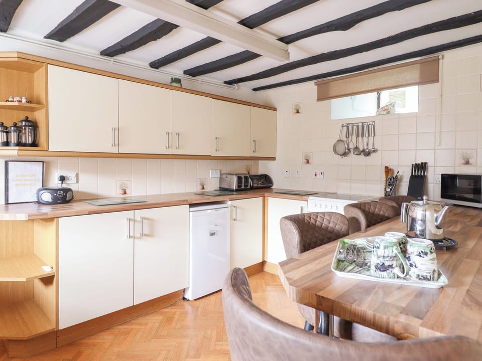 Cottage | Private kitchen | Fridge, highchair, cookware/dishes/utensils