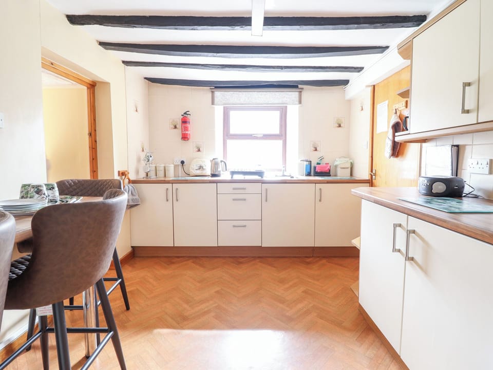 Cottage | Private kitchen | Fridge, highchair, cookware/dishes/utensils
