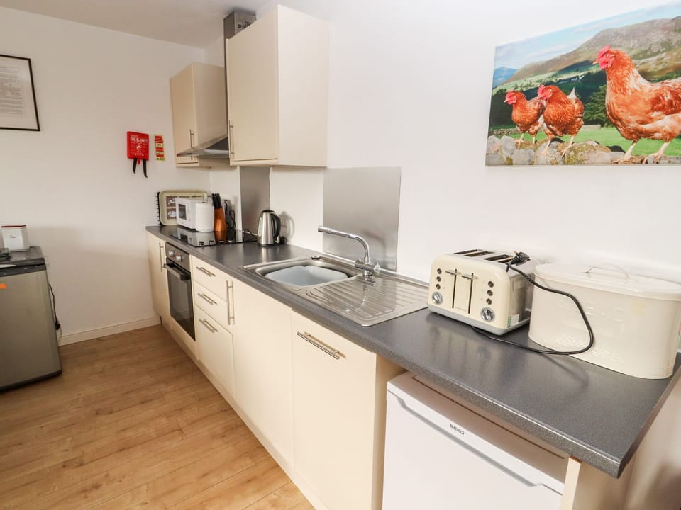 Cottage | Private kitchen | Dishwasher, highchair, cookware/dishes/utensils